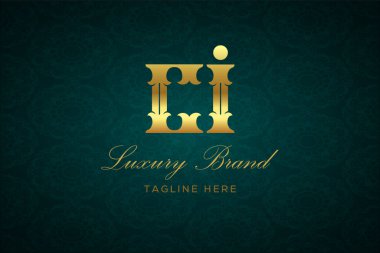 CI LUXURY Mektubu. Koyu yeşil desenli arka planda altın yazı ve dekorasyonlu lüks marka logosu, sofistike ve ayrıcalığı simgeliyor, premium ürünleri, markaları ve üst düzey işletmeleri temsil etmek için mükemmel..