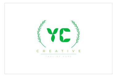 Doğal Yapraklar ve Metin Elementleri içeren YC Yeşil Minimalist Logo Tasarımı. Taze doğa ve sağlıklı yaprak logosu tasarımı.