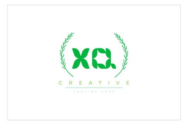XQ Yeşil Minimalist Logo Tasarımı Doğal Yapraklar ve Metin Elementleri. Taze doğa ve sağlıklı yaprak logosu tasarımı.