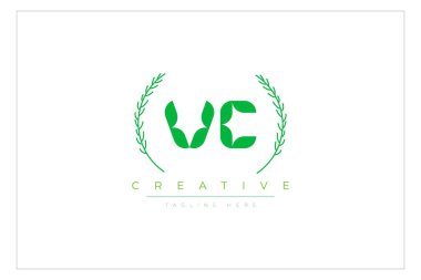 VC Yeşil Minimalist Logo Tasarımı Doğal Yapraklar ve Metin Elementleri. Taze doğa ve sağlıklı yaprak logosu tasarımı.