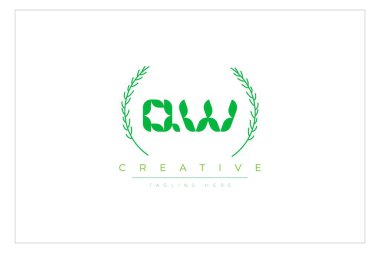 QW Yeşil Minimalist Logo Tasarımı Doğal Yapraklar ve Metin Elementleri. Taze doğa ve sağlıklı yaprak logosu tasarımı.