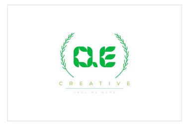 QE Yeşil Minimalist Logo Tasarımı Doğal Yapraklar ve Metin Elementleri. Taze doğa ve sağlıklı yaprak logosu tasarımı.