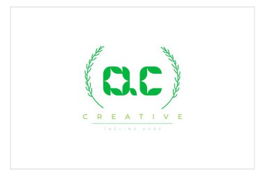 QC Yeşil Minimalist Logo Tasarımı Doğal Yapraklar ve Metin Elementleri. Taze doğa ve sağlıklı yaprak logosu tasarımı.
