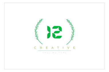 Doğal Yapraklar ve Metin Elementleri içeren IZ Yeşil Minimalist Logo Tasarımı. Taze doğa ve sağlıklı yaprak logosu tasarımı.