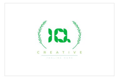 Doğal Yapraklar ve Metin Elementleri içeren IQ Yeşil Minimalist Logo Tasarımı. Taze doğa ve sağlıklı yaprak logosu tasarımı.