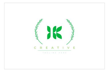 IK Yeşil Minimalist Logo Tasarımı Doğal Yapraklar ve Metin Elementleri. Taze doğa ve sağlıklı yaprak logosu tasarımı.