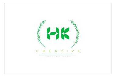 HK Yeşil Minimalist Logo Tasarımı Doğal Yapraklar ve Metin Elementleri. Taze doğa ve sağlıklı yaprak logosu tasarımı.