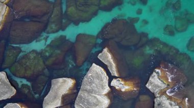 Deniz balıkçılığı ve Kaminist kıyı manzarası yazın Aktau Kazakistan