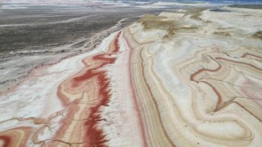 Kyzylkup tiramisu kazakistan bir kaya genel planı üzerinde İHA uçuruyor.