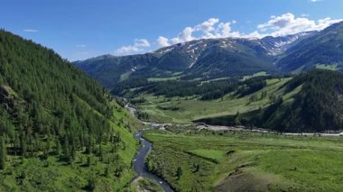 Güneşli bir günde, eski Avusturya Yolu 'nun üzerinde akarsuların, dağların ve Doğu Kazakistan' da harabe bir köprünün bulunduğu bir vadide insansız hava aracı uçuşu.