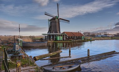 Zaanse Schans 'taki petrol değirmeni De Zoeker. Sakin bir kış gününde. Mavi gökyüzünün altında..