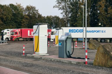 Hollanda 'da Yenilenebilir Enerji: Pesse, Drenthe' deki dinlenme alanındaki Kamyon şarj istasyonu, ağır taşımacılık için elektrikli araç altyapısı.