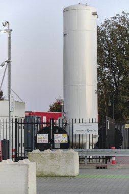 Hollanda 'da Yenilenebilir Enerji: Dinlenme alanındaki kamyonlar için hidrojen yakıt istasyonu, temiz enerji ve sürdürülebilir ağır taşımacılık çözümlerini destekliyor.