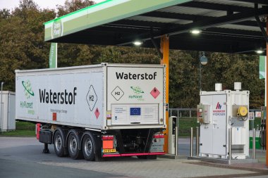 Hollanda 'da Yenilenebilir Enerji: Dinlenme alanındaki kamyonlar için hidrojen yakıt istasyonu, temiz enerji ve sürdürülebilir ağır taşımacılık çözümlerini destekliyor.