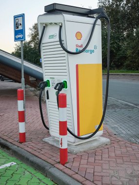 Hollanda 'da Yenilenebilir Enerji: Yeşil Gezegen' de promosyon etiketli çift EV şarj istasyonu kapatın.