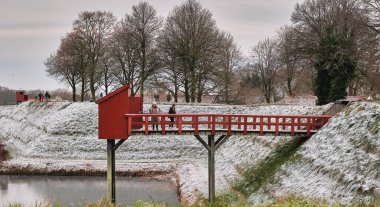 Burtange Kalesi 'nin kış manzarası. Lavaboya giden tarihi bir köprü var. Etrafı karla kaplı manzaralarla çevrili..