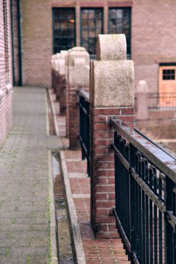 Lemmer, Hollanda - 5 Ocak 2024: Unesco World Heritage Woudagemaal pompalama istasyonu, Lemmer 'in çit ve tarihi mimari özellikleri ile manzarası.