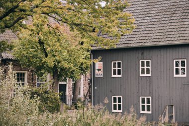 10 Ekim 2024: Brabant, Hollanda 'da günbatımında Opwetten su değirmenlerinin resimli görüntüsü. Doğa ve tarihle çevrili ikonik Hollanda simgesi.