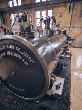 5 Ocak 2024 - Hollanda, Lemmer: Woudagemaal 'ın tarihi iç mekanına bir göz atın çok iyi korunmuş çelik buhar makineleri.