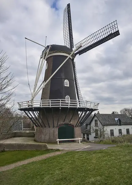 Haaften 'deki Tarihsel Yel Değirmeni De Blauwe Reiger, Hollanda Nehri Kültür Büyüsü ile Peyzaj, Hollanda mirası, mimarisi ve sakin kırsal manzaranın sergilendiği.