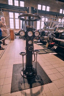 Lemmer, Hollanda - 5 Ocak 2024: Woudagemaal 'ın tarihi iç mekanına bakınız çok iyi korunmuş çelik buhar makineleri.