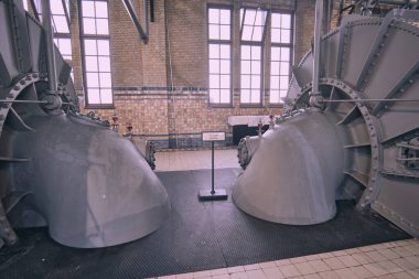 Lemmer, Hollanda - 5 Ocak 2024: Woudagemaal 'ın tarihi iç mekanına bakınız çok iyi korunmuş çelik buhar makineleri.