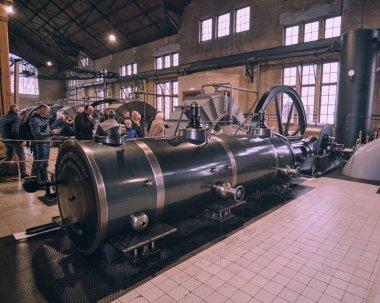 Lemmer, Hollanda - 5 Ocak 2024: Woudagemaal 'ın tarihi iç mekanına bakınız çok iyi korunmuş çelik buhar makineleri.