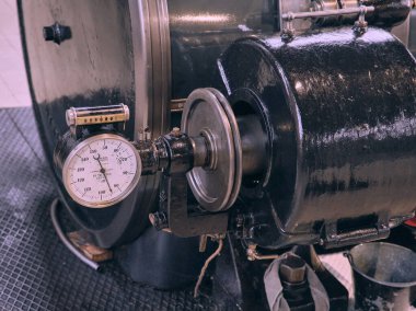 Lemmer, Hollanda - 5 Ocak 2024: Woudagemaal 'ın tarihi iç mekanına bakınız çok iyi korunmuş çelik buhar makineleri.