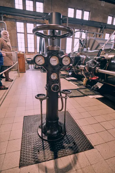 Lemmer, Hollanda - 5 Ocak 2024: Woudagemaal 'ın tarihi iç mekanına bakınız çok iyi korunmuş çelik buhar makineleri.