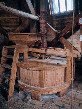 De Weyert yel değirmeni, Makkinga, Friesland 'daki ahşap değirmen makinelerinin yakın plan çekimlerinde geleneksel değirmen işçiliği ve Hollanda mirası sergileniyor..