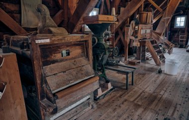 De Weyert yel değirmeni, Makkinga, Friesland 'daki ahşap değirmen makinelerinin yakın plan çekimlerinde geleneksel değirmen işçiliği ve Hollanda mirası sergileniyor..