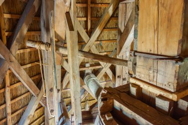 12 Mart 2022 - Hollanda Emmercompcuum: Yel değirmeni Grenszicht içinde tarihi bir torba kaldırma, ahşap dişliler, kirişler ve thated çatı.