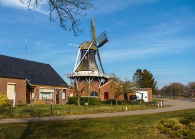 12 Mart 2022 - Hollanda 'nın Veelerveen kenti: Geleneksel bir Hollanda yel değirmeni olan tarihi Niemans Molen, yakınlarındaki evleri olan kırsal bir köyde duruyor..