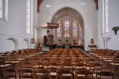 12 Şubat 2025 - Rolde, Hollanda: Süslü ahşap bir kürsü, vitray pencereler ve kubbeli tavanlar içeren Jacobus Kilisesi.