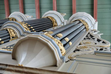 12 Şubat 2025 - Rolde, Hollanda: Süslü ahşap bir organ ve kubbeli tavanlar içeren Jacobus Kilisesi.