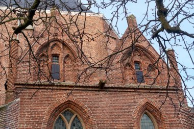 18 Aralık 2019 - Hasselt, Hollanda: Geleneksel Hollanda kireç fırınları ve açık bir kış gününde suya yansıyan eski bir kargo gemisi.