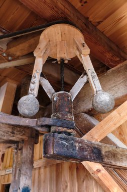 11 Ocak 2025 - Ede, Hollanda: Konkordiya yel değirmeni çatı katında değirmen taşı hızını kontrol eden tarihi vali mekanizması.