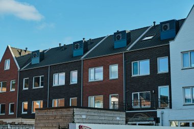Assen, Hollanda 'da güneş panelleri, tuğla cepheleri, bahçe kulübeleri ve enerji tasarruflu mimarisi olan sürdürülebilir evlerin yer aldığı modern bir yerleşim yeri..