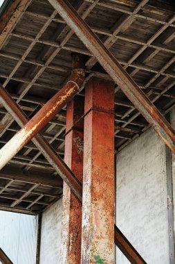 Çelik asansörlü tarihi bir tahıl ambarı, yıpranmış beton detaylar, ahşap tavan, endüstriyel bozulma ve terk edilmişlik sergiliyor..