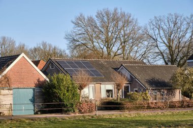 Hollanda: Güneş panelleriyle Drenthe 'deki mütevazı işçilerin evleri, sınırlı mali olanaklara rağmen vatandaşların sürdürülebilirlik çabalarını gösteriyor.
