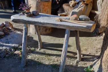 2 Mart 2025 - Borger, Hollanda: Hunebedcentrum açık hava müzesinde antik el sanatları sergileyen durgun yaşamlı tarihi Demir Çağı masası.