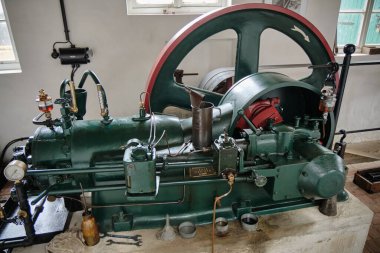 16 Mart 2025 - Neubruchhausen-Almanya: Neubruchhausen su değirmeninin içinde mekanik ayrıntılar ve araçlar içeren tarihi bir Herford durağan motoru.