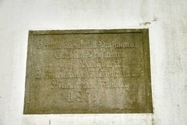 16 Mart 2025 - Engeln-Almanya: 1876 'dan kalma tarihi Behlmer Muehle yel değirmeni gable taşı.