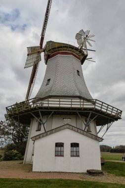 16 Mart 2025 - Engeln-Almanya: 1876 'dan kalma tarihi Behlmer Muehle yel değirmeni gable taşı.