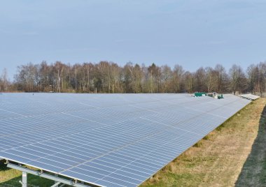 Emmen-Hollanda: GZI 'deki büyük güneş parkı Sonraki Enerji Merkezi, fotovoltaik panellerle yenilenebilir elektrik üretiyor.