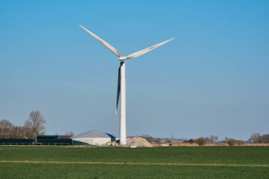 Modern Rüzgar Türbini, Friesland 'ın Pingjum yakınlarındaki kırsal kesiminde esen Frizya rüzgarlarını hasat ediyor.