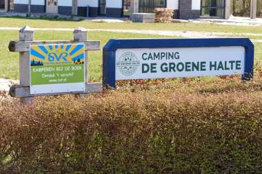 1 Nisan 2025 - Nieuweroord-Hollanda Kampı Girişi: Solunda SVR işareti ve kamp alanı tabelası olan Boxwood Hedge 'in arkasında.