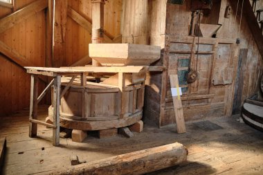 10 Mart 2025 - Spijk, Hollanda: Yel değirmeni Ceres 'in önünde ahşap değirmen taşı fıçısı, arkasında otantik Winnowing fanı olan ikinci katı.