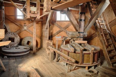 10 Mart 2025 - Spijk, Hollanda: Yel değirmeni Ceres 'in önü ahşap değirmen taşı fıçısı, arkası ise işe yaramaz değirmen taşı ve teçhizatı ile ikinci katı. Merdivenler sağda..