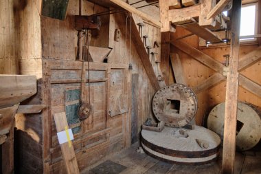 10 Mart 2025 - Spijk, Hollanda: Yel değirmeni Ceres 'in ikinci katında değirmen taşı ve gövde süreci için otantik yelpaze.